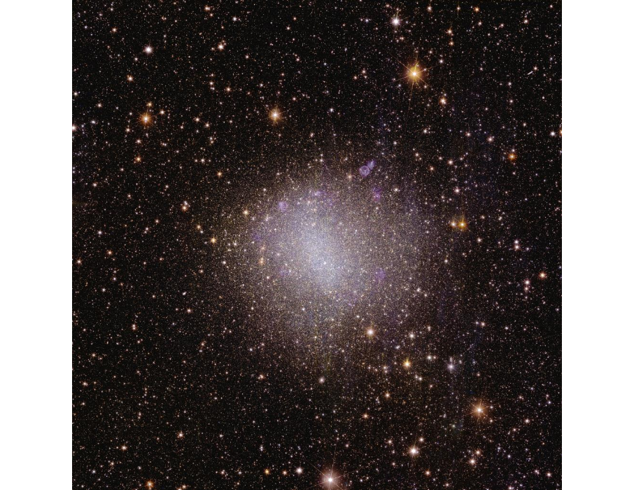 Le prime immagini di Euclid: il confine sfolgorante dell'oscurità 5 euclids view of irregular galaxy ngc 6822