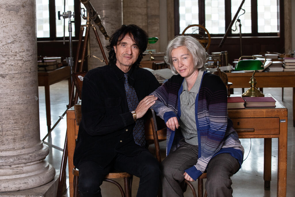 "Margherita delle stelle", su RaiUno il film sulla Hack con l'attrice Cristiana Capotondi: "Con la mia Fondazione ho lavorato con Amalia Ercoli Finzi" 3 Margherita delle stelle con Cristiana Capotondi, 2023 foto posata capotondi + regista giulio base