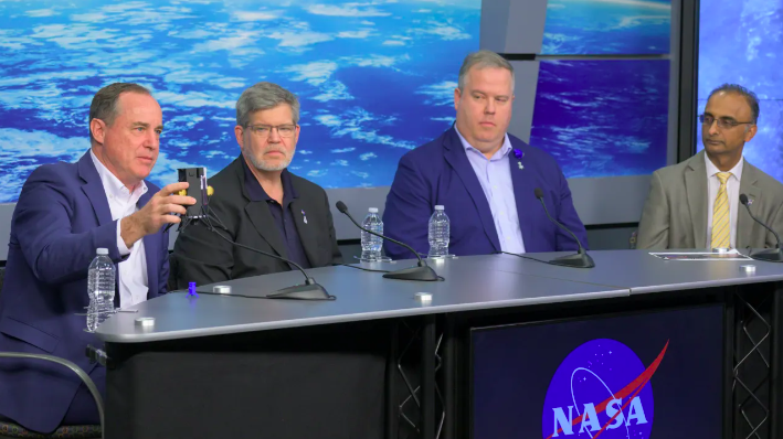 ODYSSEUS Gli esperti della NASA e di Intuitive Machines hanno tenuto una conferenza stampa il 23 febbraio 2024 presso il Johnson Space Center della NASA a Houston per discutere dell'atterraggio morbido del lander Nova-C dell'azienda, chiamato Odysseus. Tra i partecipanti al briefing figuravano (da sinistra a destra): Steve Altemus, amministratore delegato e cofondatore di Intuitive Machines; Joel Kearns, vice amministratore associato per l'esplorazione, direzione della missione scientifica, quartier generale della NASA a Washington; Tim Crain, direttore tecnologico e cofondatore di Intuitive Machines; e Prasun Desai, vice amministratore associato, direzione della missione per la tecnologia spaziale presso il quartier generale della NASA. Credito: NASA/Robert Markowitz