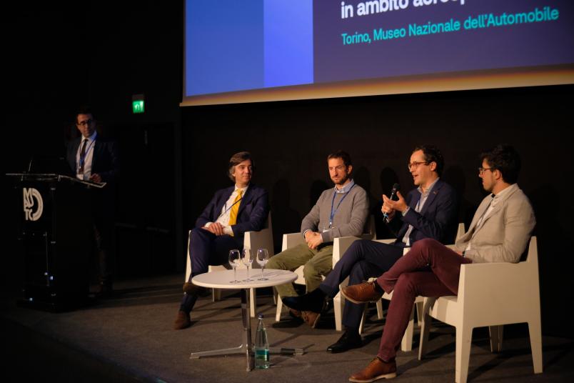 Progetto MIMOSA: una nuova era nell’aviazione in sinergia con il territorio 2 MIMOSA il professor Giorgio De Pasquale (al podio) ha moderato l'evento di presentazione del progetto politecnico di torino