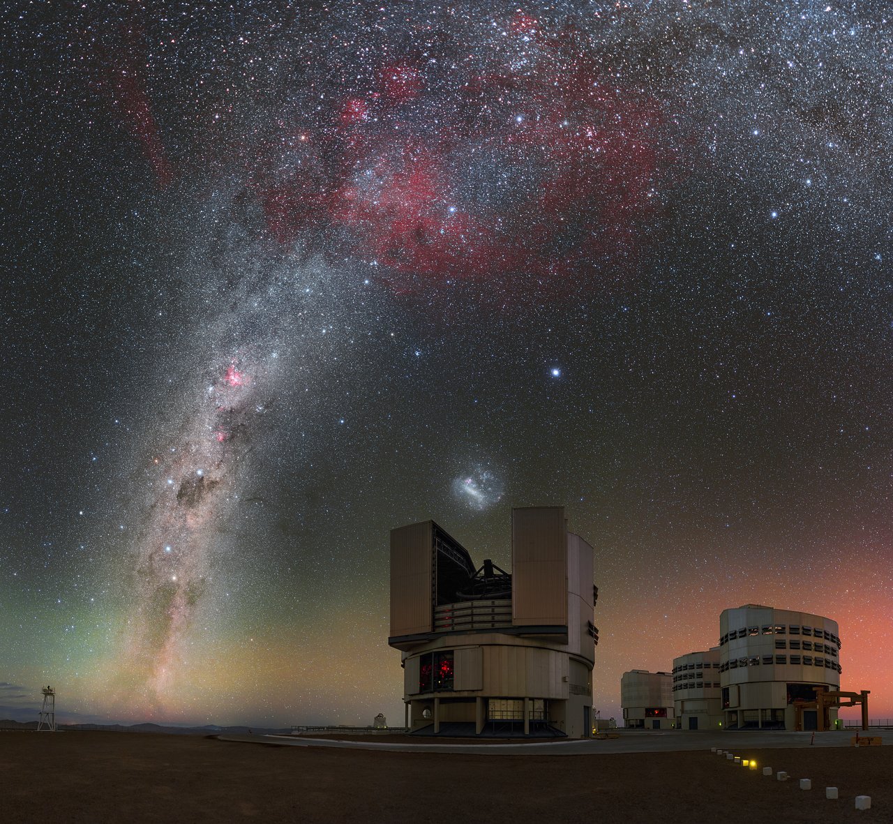 FATE La Via Lattea si staglia sopra ai telescopi che costituiscono il Very Large Telescope, all'Osservatorio del Paranal, in Cile. Crediti: P. Horálek/ESO
