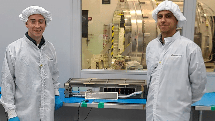 Gli ingegneri della NASA Austin Tanner (a sinistra) e Manuel Vega stanno accanto a SNoOPI, abbreviazione di Signals of Opportunity P-Band Investigation, presso la struttura della camera bianca NanoRacks a Houston. NASA/Denny Henry