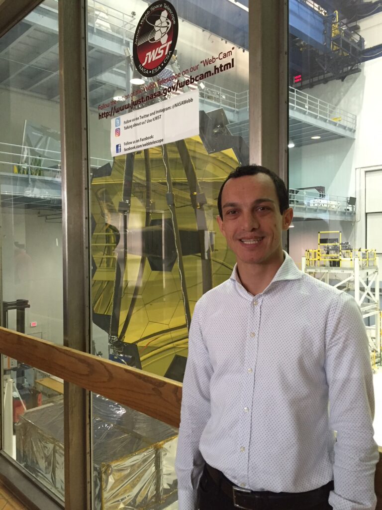 Giuseppe Cataldo, ingegnere aerospaziale italiano alla NASA: “Metto la scienza al servizio dell’umanità” 4 GIUSEPPE CATALDO Di fronte al telescopio Webb nella camera bianca al NASA Goddard Space Flight Center
