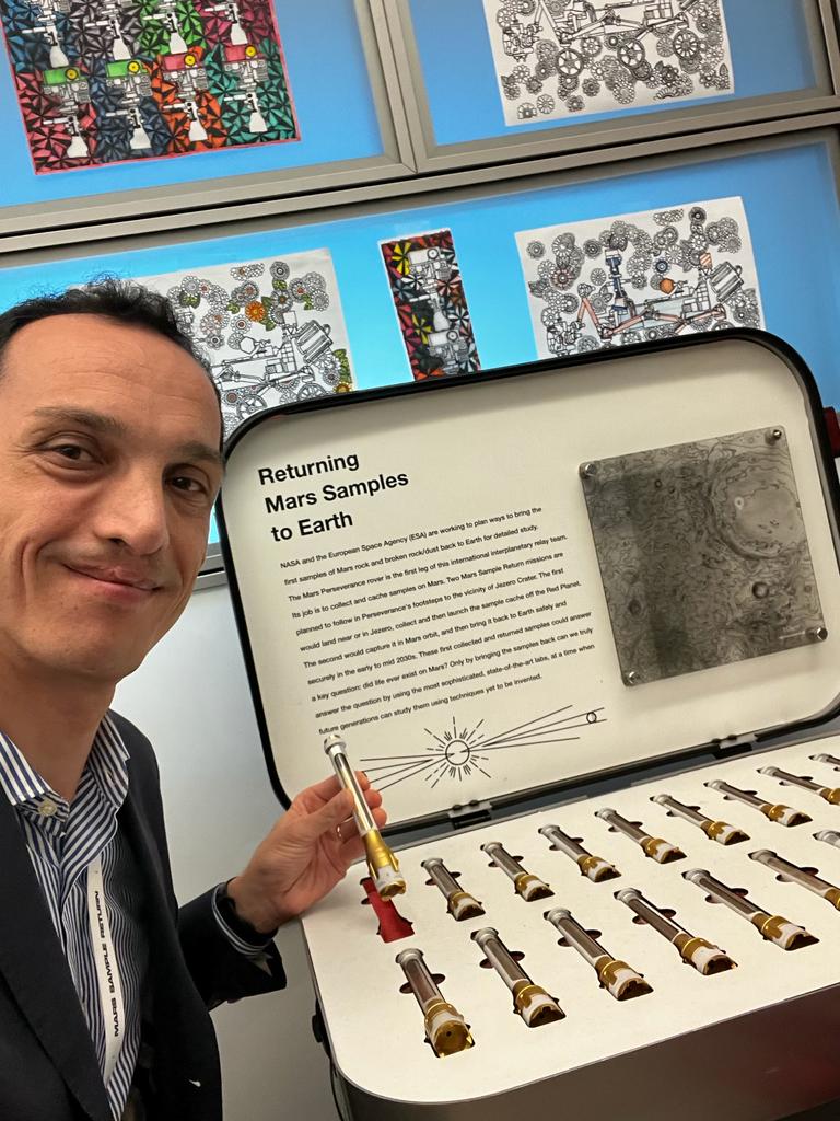 Giuseppe Cataldo, ingegnere aerospaziale italiano alla NASA: “Metto la scienza al servizio dell’umanità” 5 GIUSEPPE CATALDO Al Jet Propulsion Laboratory con dei modelli dei tubi che conterranno i campioni di Marte