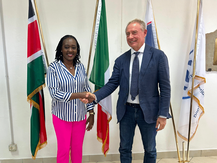 Nuova mission per la base spaziale di Malindi. Urso: “Italia e Kenya insieme per preparare l'Africa all'esplorazione dello Spazio” 2 malindi urso e il ministro della Difesa del Kenya, Soipan Tuya