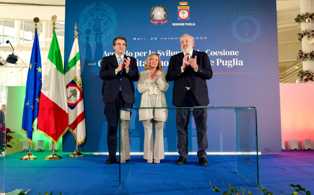 Emiliano, 'in accordo fondi coesione investimenti su aeroporti e turismo spaziale' 2 emiliano meloni firma patto fsc