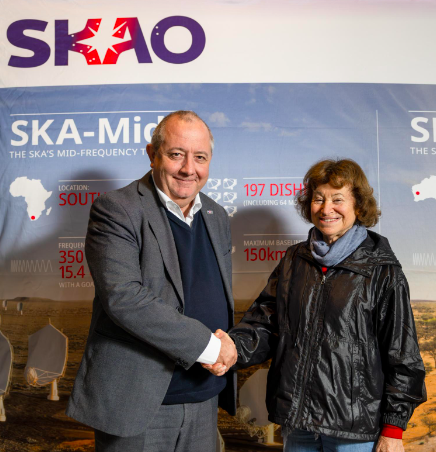 Filippo Zerbi, astrofisico INAF, eletto presidente del Council dell'Osservatorio SKA 3 Filippo Zerbi and Dr Catherine Cesarsky shaking hands at the SKAO council meeting on 5 November 2024. Credit: SKAO/Bruce Boyd